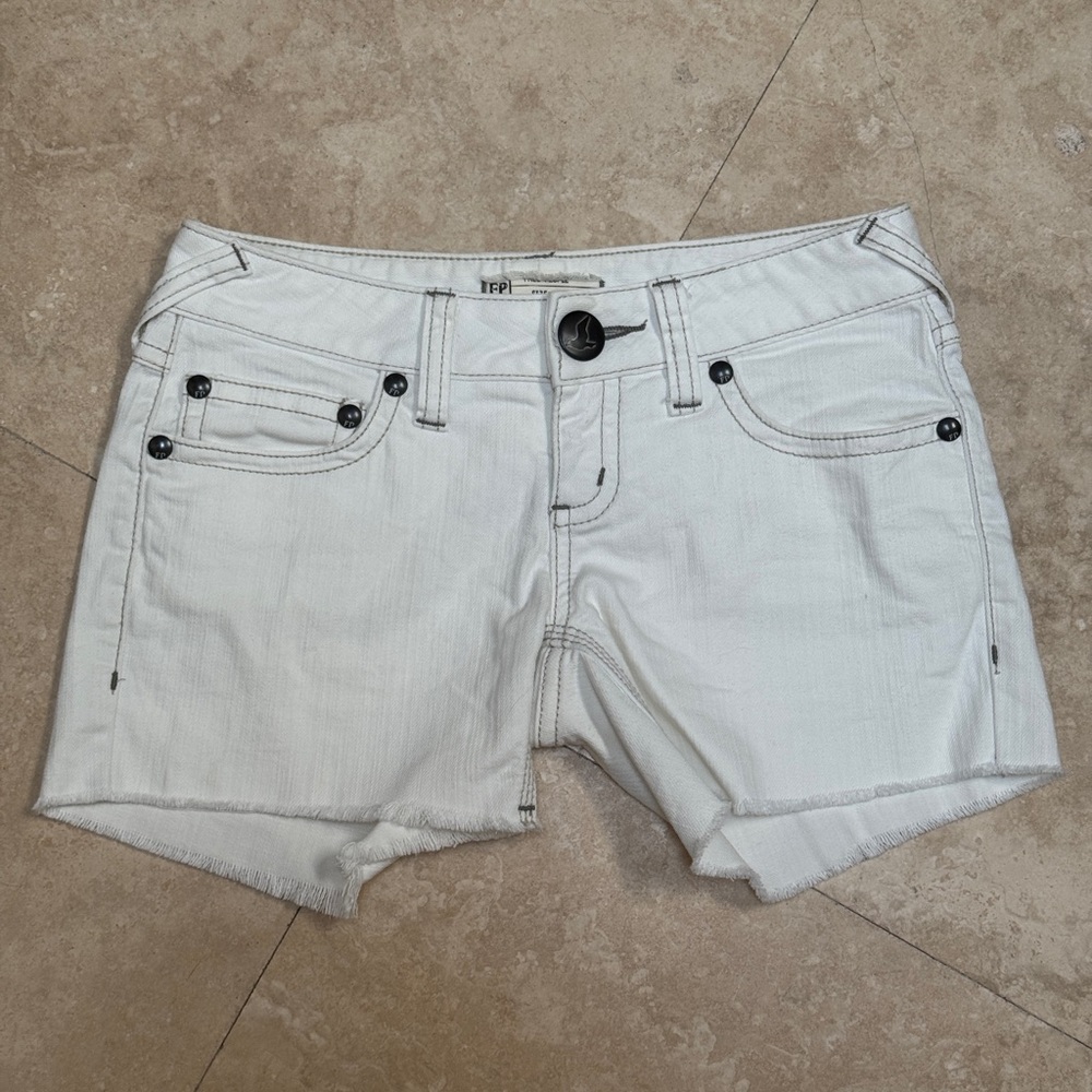 Free People White Denim Low Rise Shorts in Women’s size 25 but fits like a 23/24